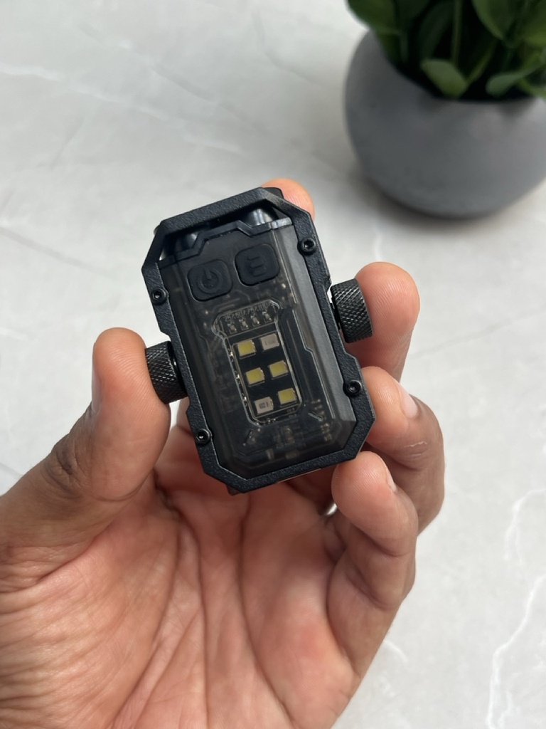 Mini linterna para llavero, 350 Lumens, luz fija y luz intermitente / Color negro